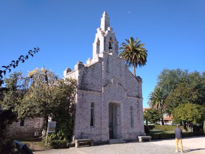 Kerkje met Sint Jacobsschelpen op Isla de La Toja