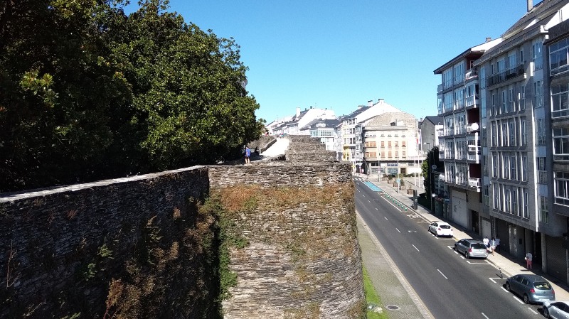 Loop over de historische stadsmuur van Lugo