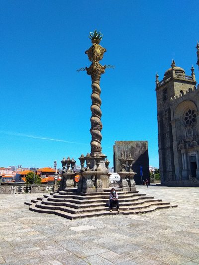 Het plein voor de Kathedraal in Porto, Portugal