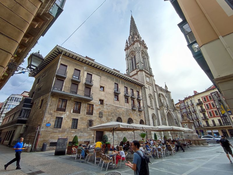 De Santiagokerk in Bilbao, met de plazuela de Santiago.