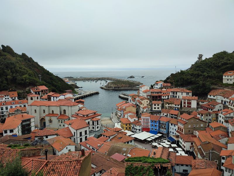 Uitzicht op de haven en baai van Cudillero in Asturië.