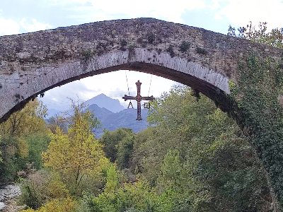 De beroemde rug met het kruis in Cangas de Onis, Asturië