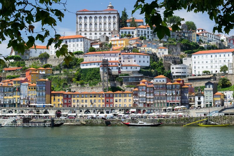 De oude Ribeira wijk in Porto, Portugal
